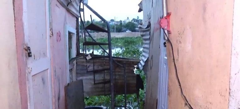 Las lilas copan los callejones del barrio El Dique, a la orilla del río Ozama. Fuente externa.