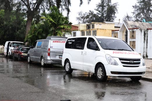 1685069153 372 Cadaveres junto a desechos biologicos gusanos y personal exhausto el