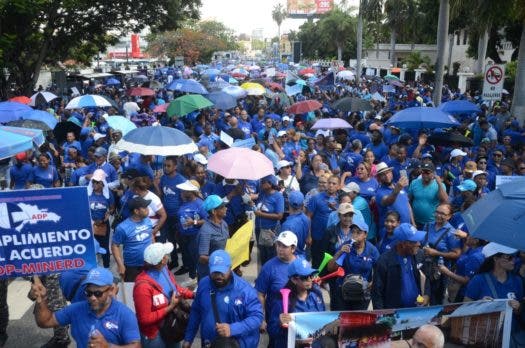 1685140977 842 Fotos y Videos Concentracion de ADP frente al Minerd