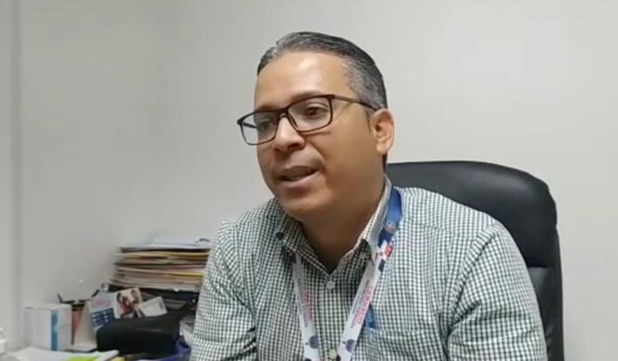 Autoridades de Salud responden llamado comunidad afectada por enjambre de mosquitos en Santiago