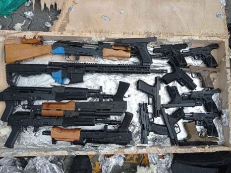 Apresan a cubano por decomiso de un arsenal de armas