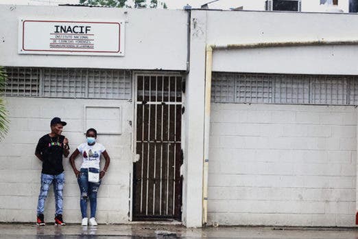 Cadaveres junto a desechos biologicos gusanos y personal exhausto el