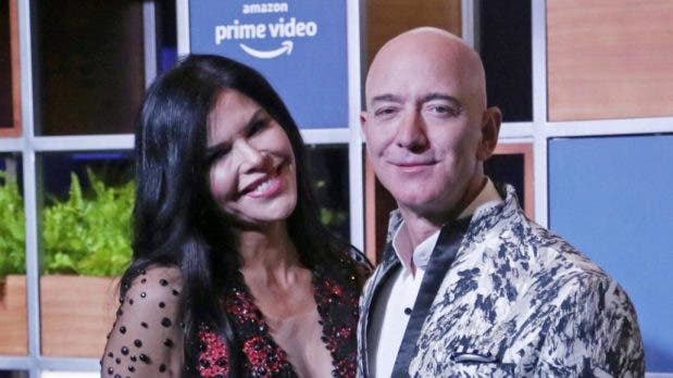 El fundador de Amazon Jeff Bezos y su novia Lauren