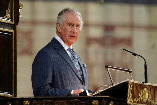 El rey Carlos III mantiene tradicion medieval en su coronacion
