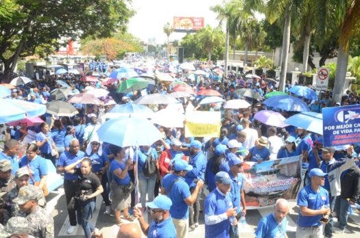 Fotos y Videos Concentracion de ADP frente al Minerd