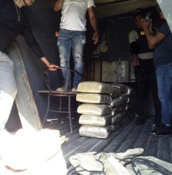 Llevaban 200 libras de marihuana en camion