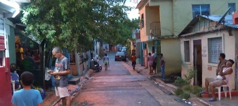 Residentes en el Dique del Ozama, Santo Domingo Este, se preparan ante intensas lluvias. Fuente externa.