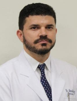 Medico revisa la causa e impacto mal renal cronico