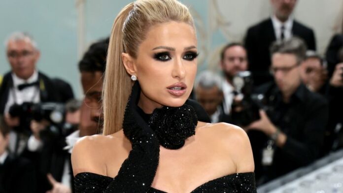 Paris Hilton lamenta la muerte de su perra chihuahua de 23 años