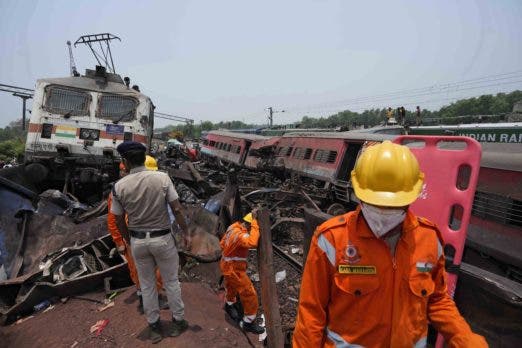 1685803323 984 India prosigue las labores de rescate tras accidente de tren