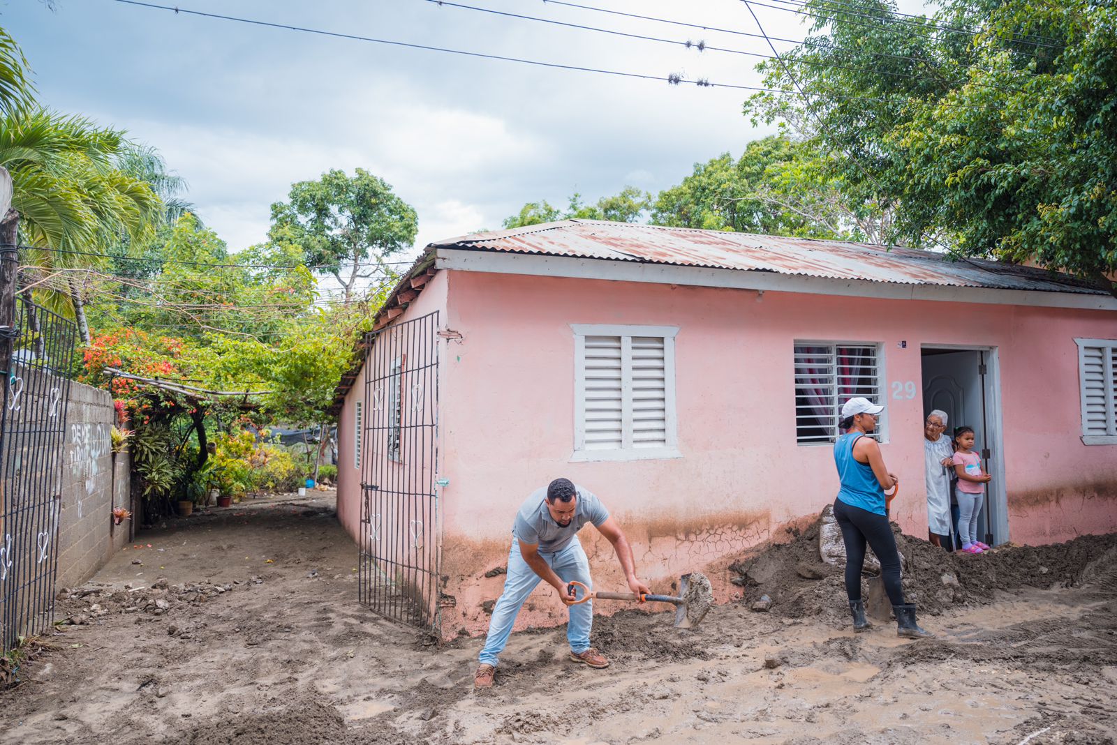 1685922057 612 El Gobierno acude en ayuda de familias de Azua Neiba