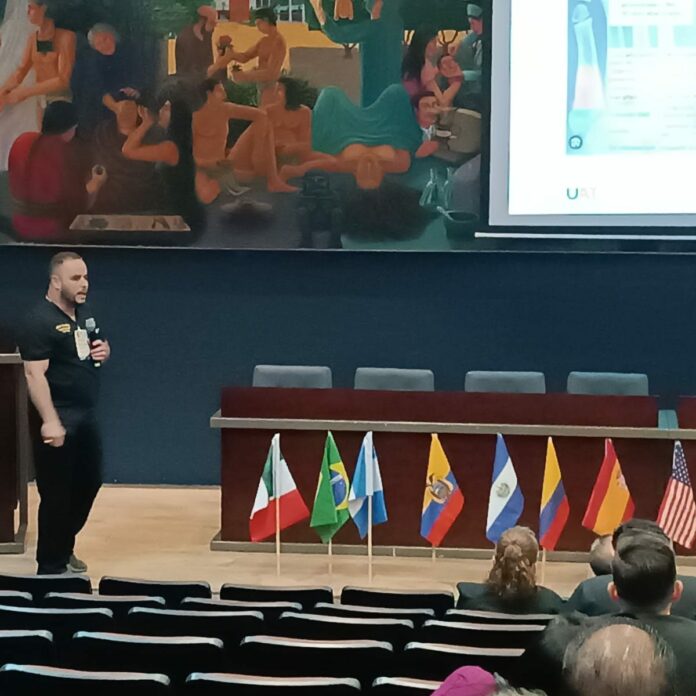 Podiatra dominicano dicta conferencias sobre cirugía del pie en universidad de México