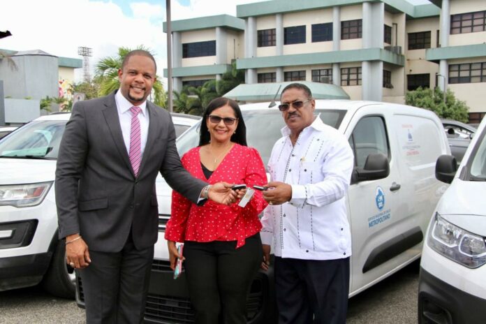 Entregan cinco furgonetas a SRSM donadas por Conavihsida
