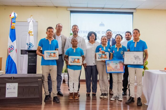 Minerd entrega kits de robótica educativa en las 18 regionales; inversión supera los RD$123 millones