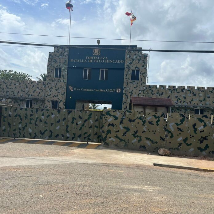 Internos de la Fortaleza Palo Hincado de Cotuí reciben atenciones de la vista durante operativo