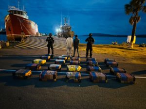 1687994059 155 Autoridades ocupan 13 toneladas de presunta cocaina arrestan cuatro