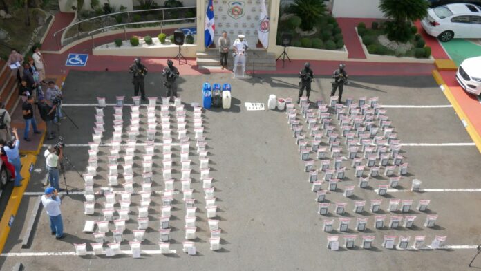 Autoridades ocupan 1.3 toneladas de presunta cocaína; arrestan cuatro