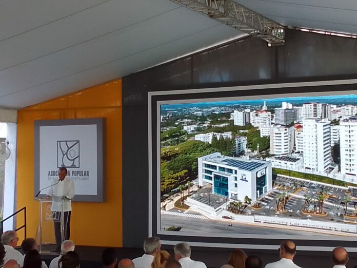 Abinader asiste a la inauguración del edificio de negocios en Santiago de APAP