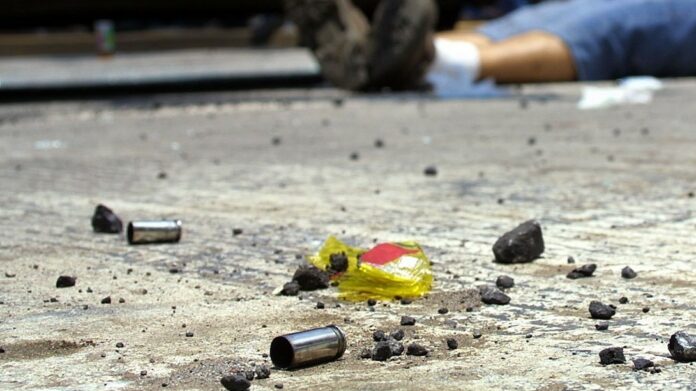 Autoridades investigan hecho en que joven fue asesinado a tiros en SPM