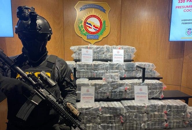 DNCD incauta 608 paquetes de cocaína mediante operativos en el Mar Caribe 2 Ocupan 320 paquetes presumiblemente cocaina en operativos simultaneos en Caucedo y SPM 1024x694 1