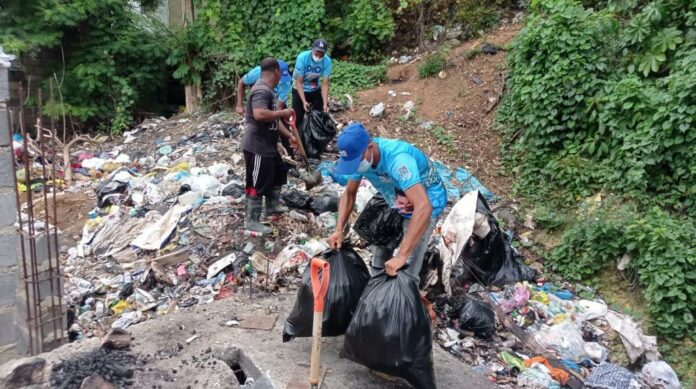 Dío Astacio asume limpieza de varias cañadas y parque Las Lilas en Los Tres Brazos