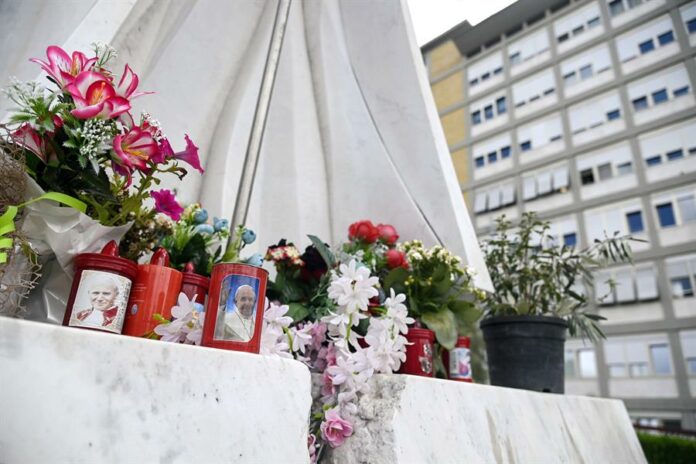 El papa continúa mejorando y trabaja en el hospital