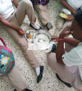 Fotos Denuncian estudiantes del politecnico Marcos Evangelista Adon comen en