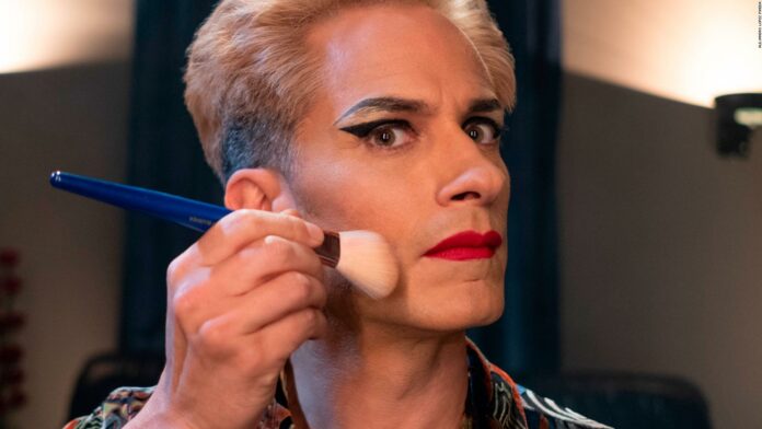 Gael García Bernal interpreta a Cassandro en la película sobre el boxeador Saul Almendáriz