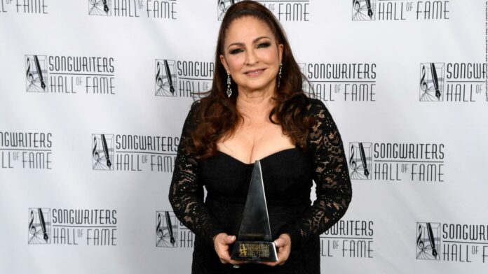 Gloria Estefan hace historia al ser la primera latina en ingresar al Salón de la Fama de los Compositores