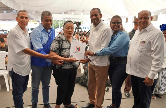 Gobierno entrega 368 títulos de propiedad en Haina