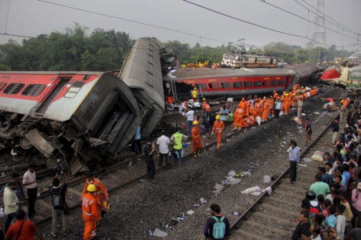 India prosigue las labores de rescate tras accidente de tren