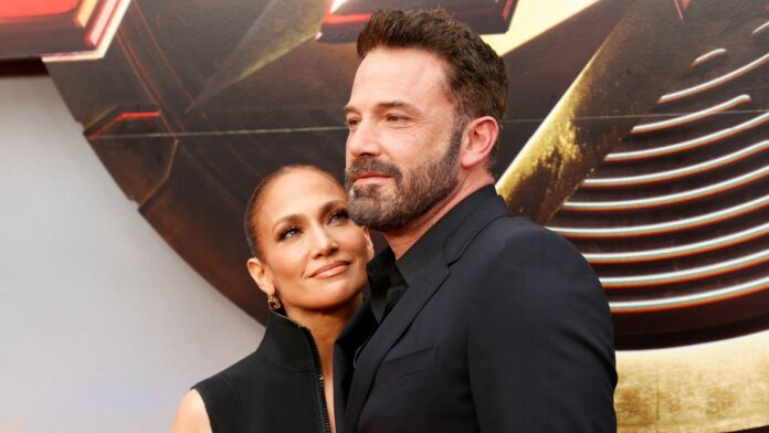 Jennifer Lopez muestra los abdominales de Ben Affleck en un inusual tributo por el Día del Padre