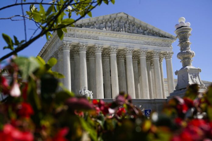 La Corte Suprema de EEUU bloquea la condonación de préstamos estudiantiles de Biden
