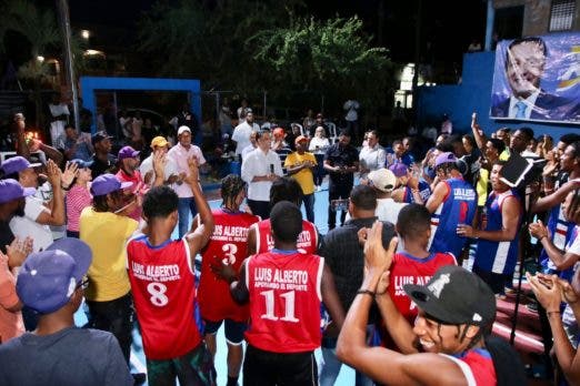 Luis Alberto a deportistas de Brisas del Eden En mi