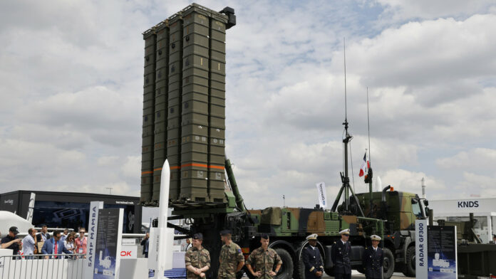 Macron confirma el despliegue del sistema antimisiles Mamba en Ucrania