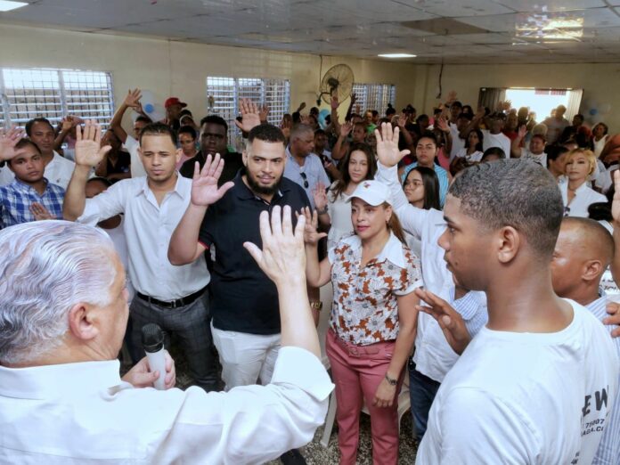 Miguel Vargas juramenta nuevos miembros del PRD en Circunscripción número 2 del DN