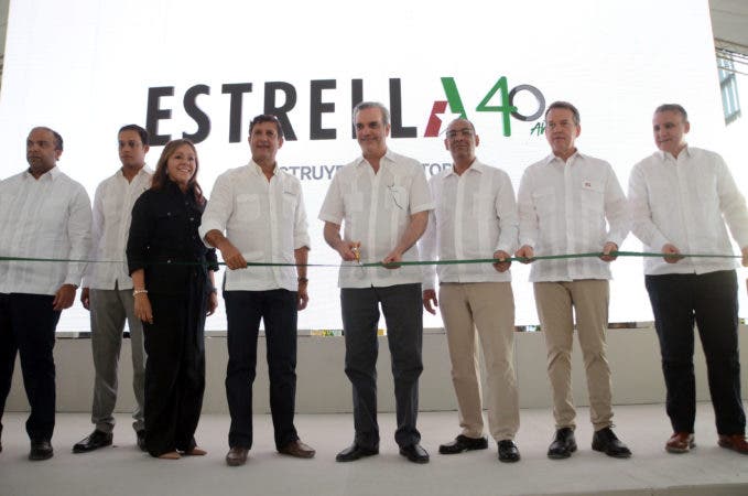 Presidente Luis Abinader inaugura nueva planta de prefabricados del Grupo Estrella 1 El presidente Luis Abinader y ejecutivos del Grupo Estrella inauguran nueva planta de prefabricados