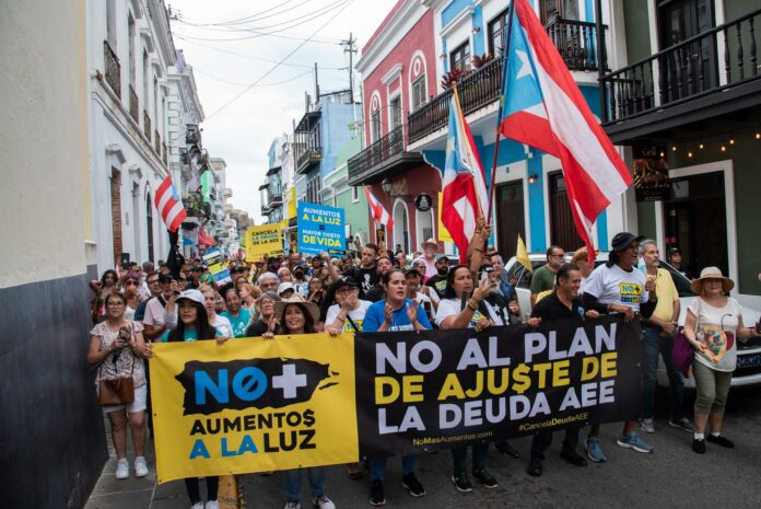 Puertorriqueños protestan contra más aumentos en la elevada factura de la luz