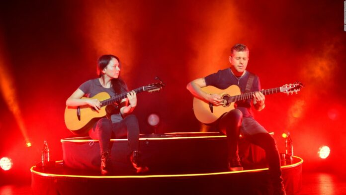 Rodrigo y Gabriela hablan con CNN sobre la inspiración para "In Between Thoughts... A New World"