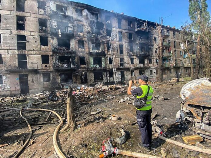 Se eleva a 11 los muertos en un bombardeo masivo contra la ciudad natal de Zelenski