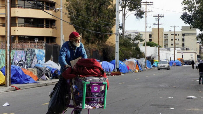 Sin techo y sin derecho: La otra cara del “sueño americano”