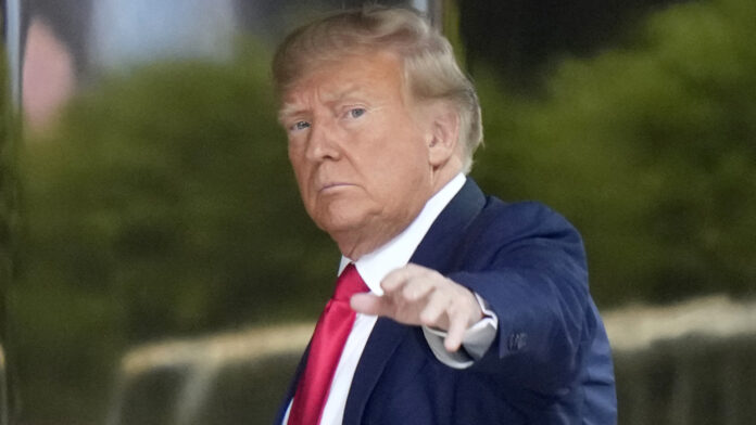 Trump aterriza a Miami un día antes de su comparecencia ante la corte