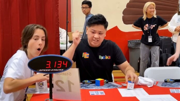 Un joven de 21 años resolvió un cubo de Rubik casi en el tiempo que te tomó leer este titular