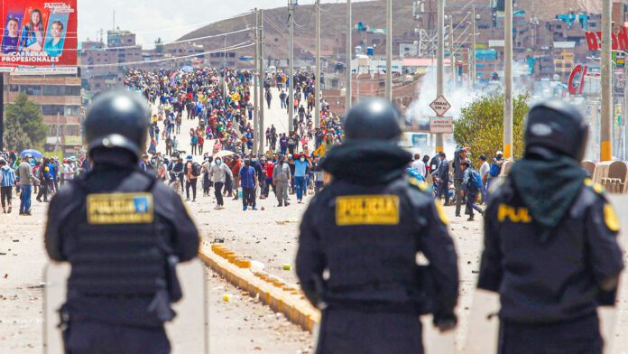 Un policía declara que había autorización de Boluarte para disparar en las protestas de Perú