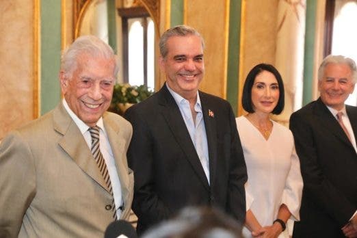 Vargas Llosa afirma RD va por buena direccion y con