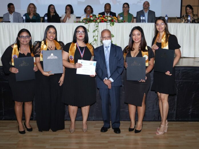 Hospital Moscoso Puello certifica 69 médicos especialistas en 13 ramas