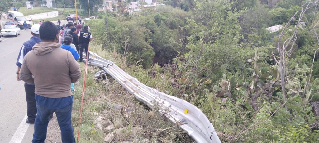 1688597840 324 Reportan al menos 25 muertos tras volcadura de autobus al
