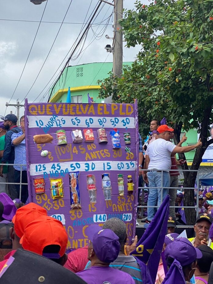 Peledeístas expresan creatividad con pancartas en su marcha del DN