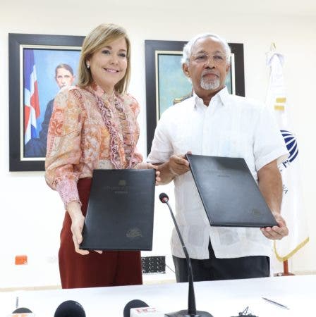 Fundación Corripio y Minerd firman acuerdo a favor de la educación 2 Firma del acuerdo Angel Hernandez y Ana Corripio 448x450 1
