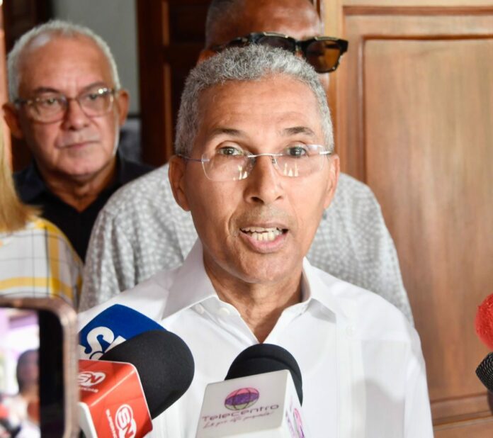 Enriquillo Matos denuncia alteraciones en fechas de medicamentos y venta irregular de fentanilo en RD